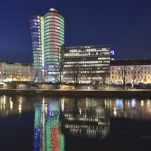 Der Uniqa-Tower auf einem Archivbild, ab 19.38 Uhr sind hier die Namen von Opfern des Holocausts zu sehen.