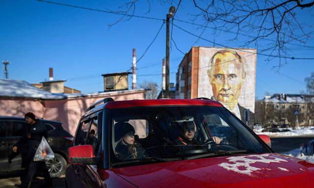 Putin blickt auf sein Volk herab – so wie einst der allgegenwärtige Stalin.