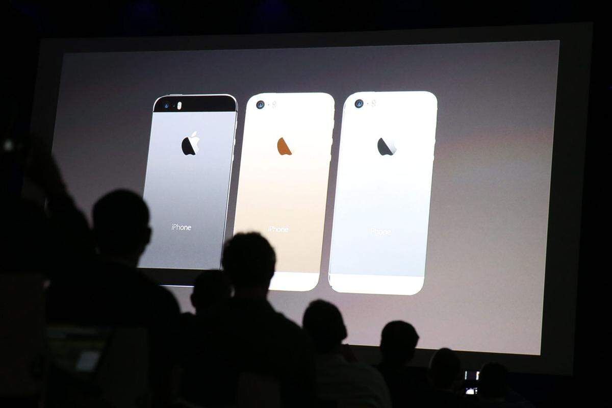 Das iPhone 5S gleicht dem Vorgänger nahezu wie ein Ei dem anderen. Neu sind die Farben. Anders als man vermuten könnte, sind hier ein dunkles Grau und ein helles Silber zu sehen - Schwarz und Weiß wird es nicht mehr geben. Neu ist ein goldfarbenes Modell.