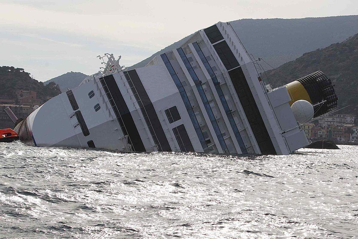 Umweltminister Corrado Clini warnte vor der Gefahr, dass das Schiff mit 2400 Tonnen Treibstoff sinken könnte. "Es befindet sich in einer unsicheren Lage und könnte bei höheren Wellen sinken", meinte der Minister in einer Ansprache vor dem Parlament.