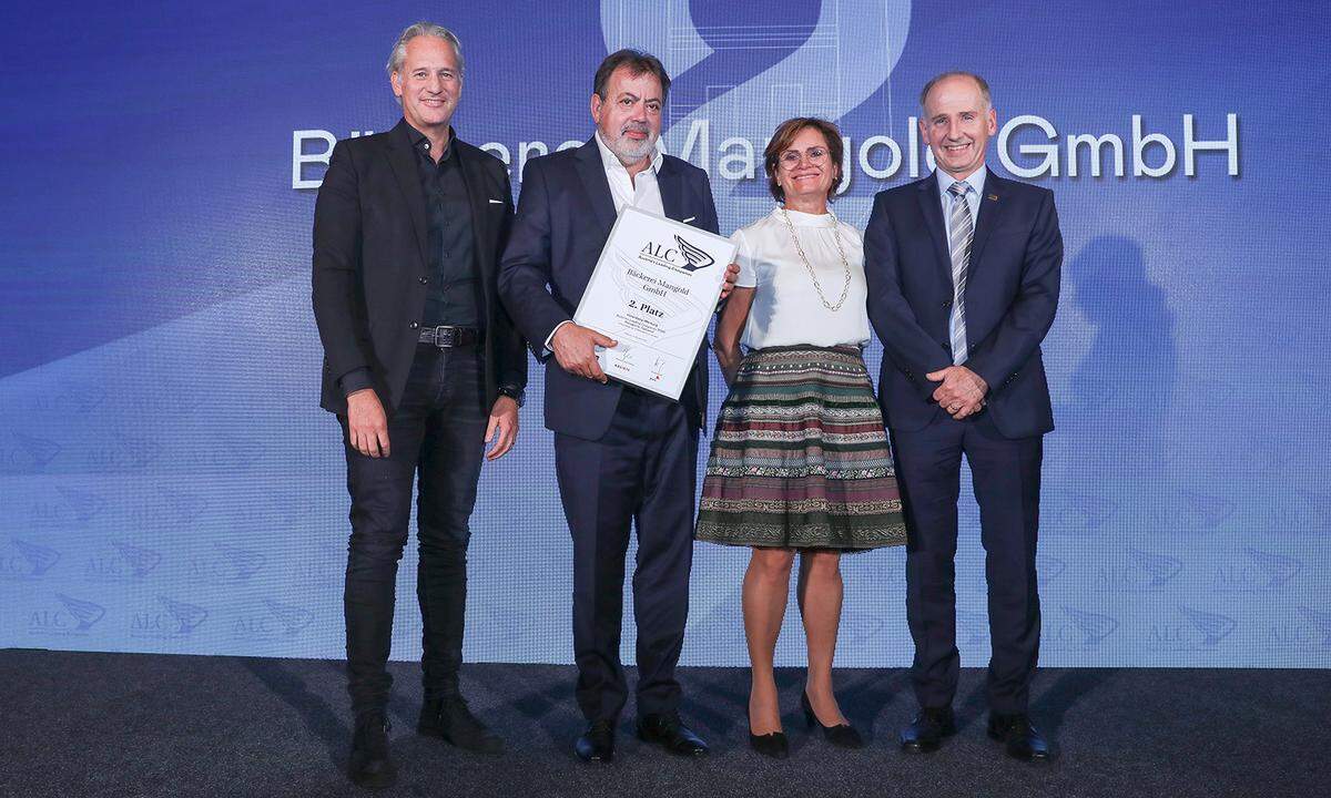 Auszeichnung 2. Platz National tätige Großbetriebe für die Bäckerei Mangold GmbH (v.l.): IV Vorarlberg-Präsident Martin Ohneberg, Bäckerei Mangold-Eigentümerpaar Egon und Monika Haag sowie TÜV Austria-Regional Director Thomas Hinteregger.