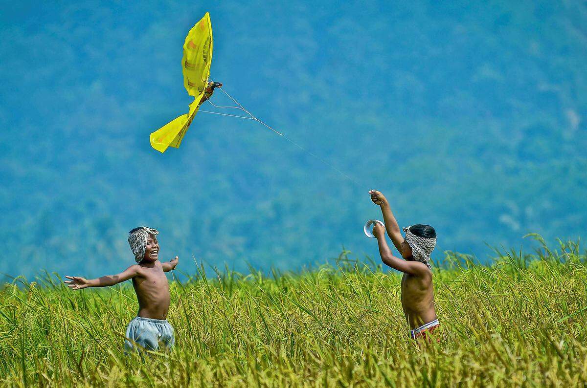 Zwei Buben beim Drachensteigen in Indonesien. Sie hätten den ganzen Sommer damit verbracht, auf den Reisfeldern damit zu spielen.