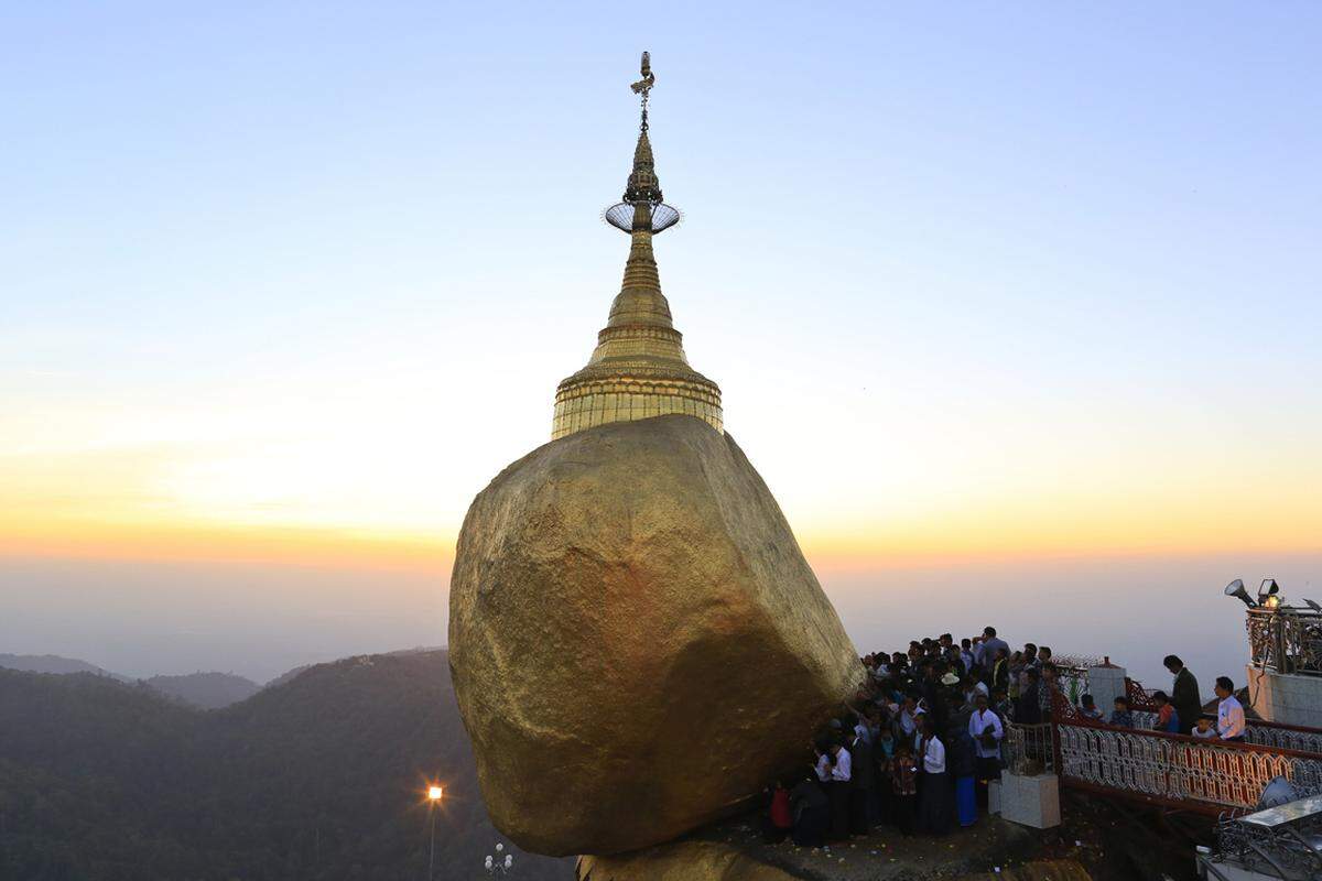 Der Goldene Fels ist einer der heiligsten buddhistischen Stätte in Myanmar. Der Legende nach wird er von zwei Haaren Buddhas im Gleichgewicht gehalten. Auf dem Felsen befindet sich eine Kyaiktiyo-Pagode, unter der sich ein Haar im Reliquienschrein befindet soll.