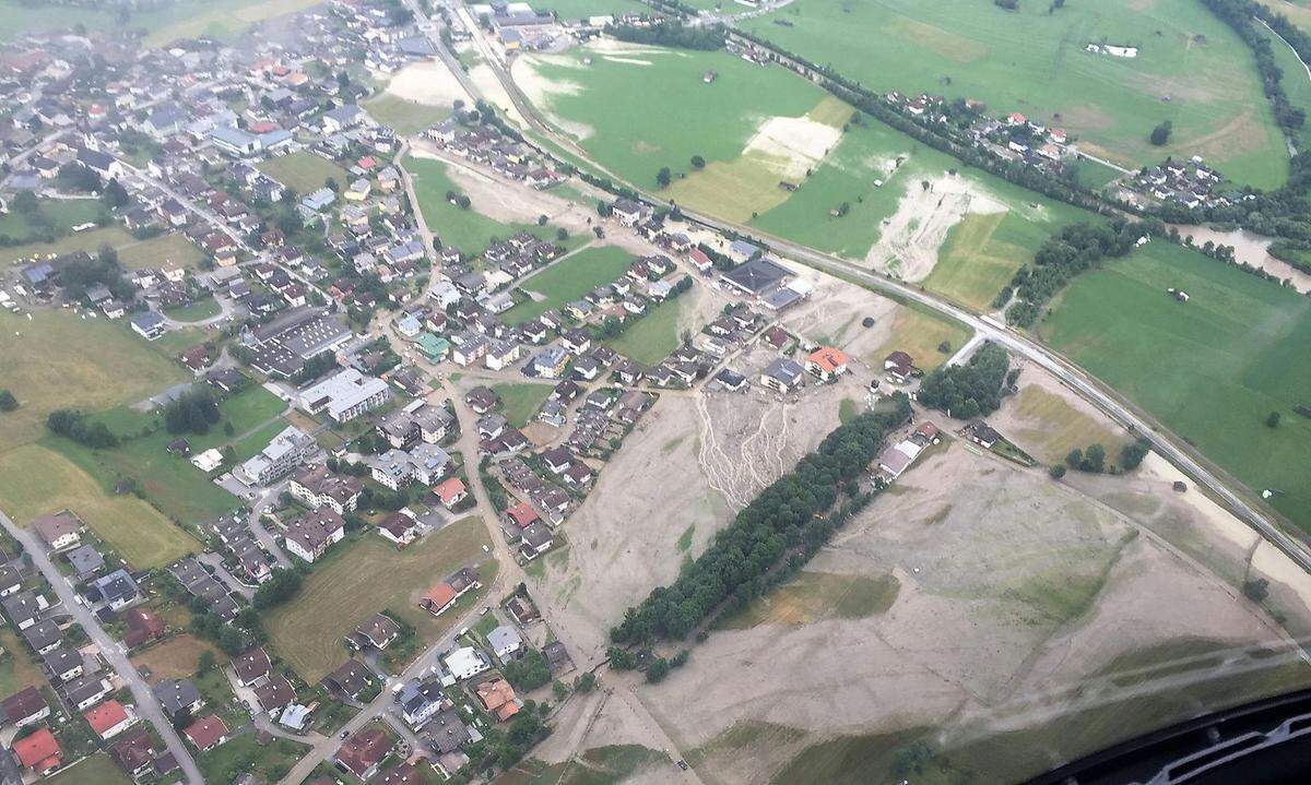 Der Manlitzbach trat angesichts der plötzlichen Wassermengen über die Ufer und vermurte Teile des Ortes. 60 bis 70 Häuser sind betroffen.