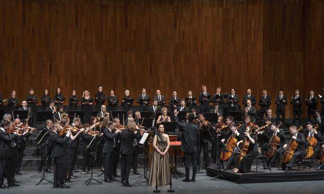 Currentzis' Orchester "musicAeterna", hier mit mit Nadezhda Pavlova (Sopran).