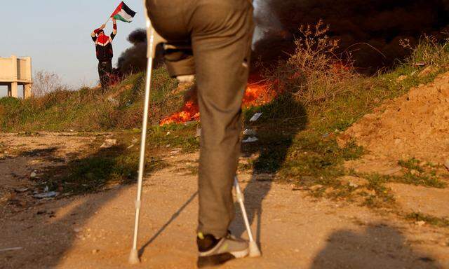 Zusammenstöße mit Israels Militär. Palästinenser im Gazastreifen nahe der Grenze zu Israel.