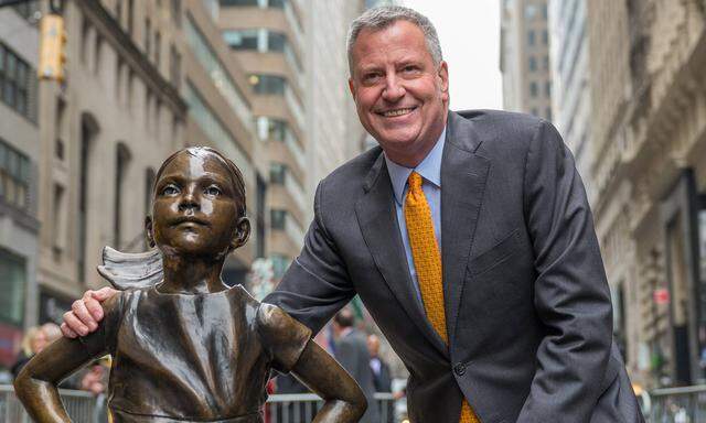 US NYC Mayor holds photo op with Fearless Girl Mayor De Blasio poses with the Fearless Girl sculptu