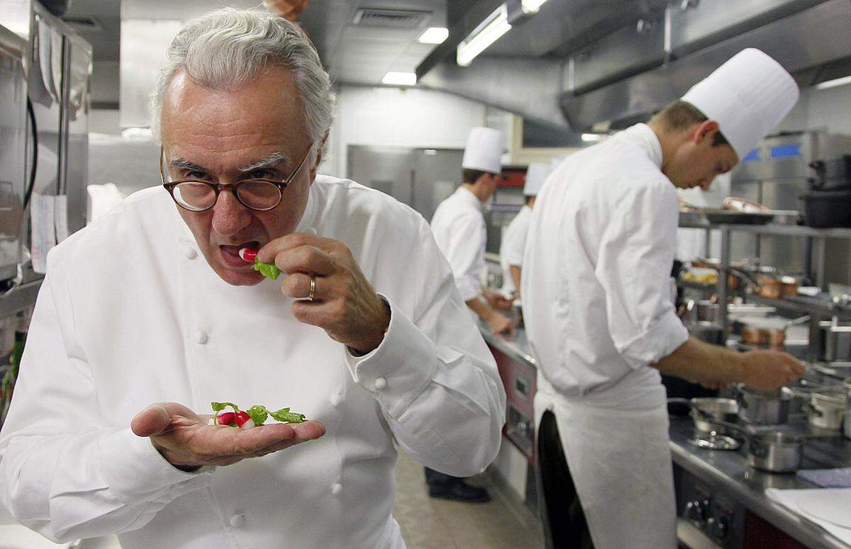 Küchenchef Alain Ducasse kostet sich durch, seit Tagen bereitet er mit seinem Mitarbeiterstab schon im Restaurant des Hotel de Paris Louis XV das Hochzeits-Dinner für den 2. Juli vor. Es sollte kein Fleisch, dafür viel Gemüse und Fisch geben. 450 prominente Mäuler galt es zu stopfen.