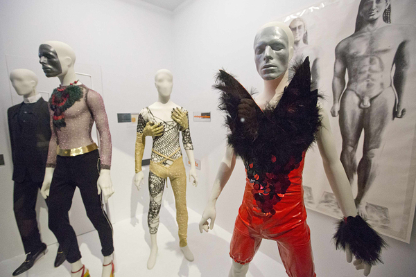 Vor allem seine opulenten Outfits werden die Herzen der Bowie-Fans höher schlagen lassen. Angefangen von schicken Anzügen, die noch von der Mod-Jugendkultur geprägt waren, bis hin zum berühmten Ziggy Stardust-Kostüm, das er u.a. 1972 für seinen "Top of the Pops"-Auftritt trug.