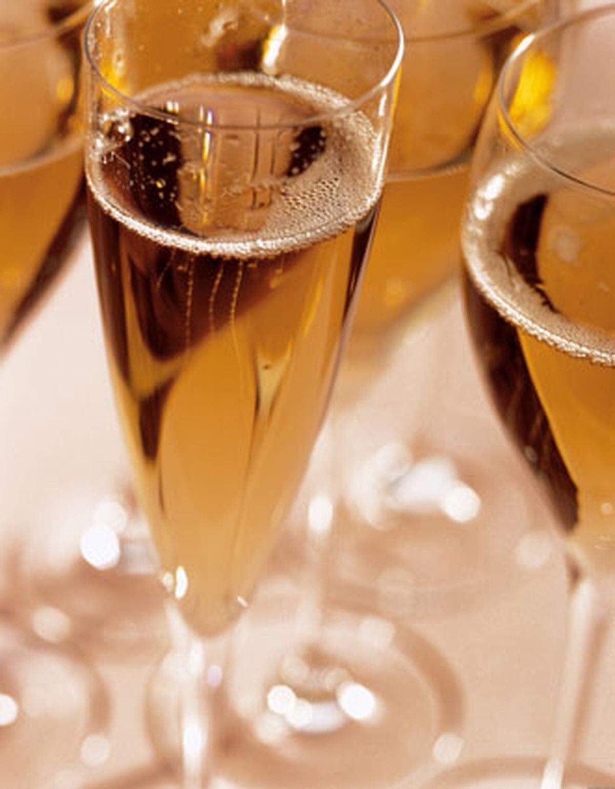 Bei Rosé-Champagner ist das Cuvee-Verhältnis zwischen Weiß- und Rotgrundweinen nicht geregelt, es heißt dann etwa "mehrheitlich" Pinot Noir de saignée, also durch Saftabzug während Rotweinproduktion, plus Chardonnay. Ob man eine deutliche Himbeer-Ribisel-Aromatik oder eher kirschige Noten bevorzugt, ist dann wiederum Geschmackssache.