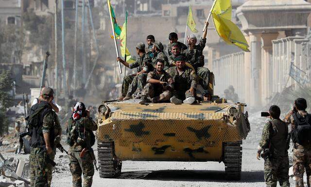 Soldaten der Syrischen Demokratischen Kräfte auf BMP-Kampfschützenpanzer in Raqqa