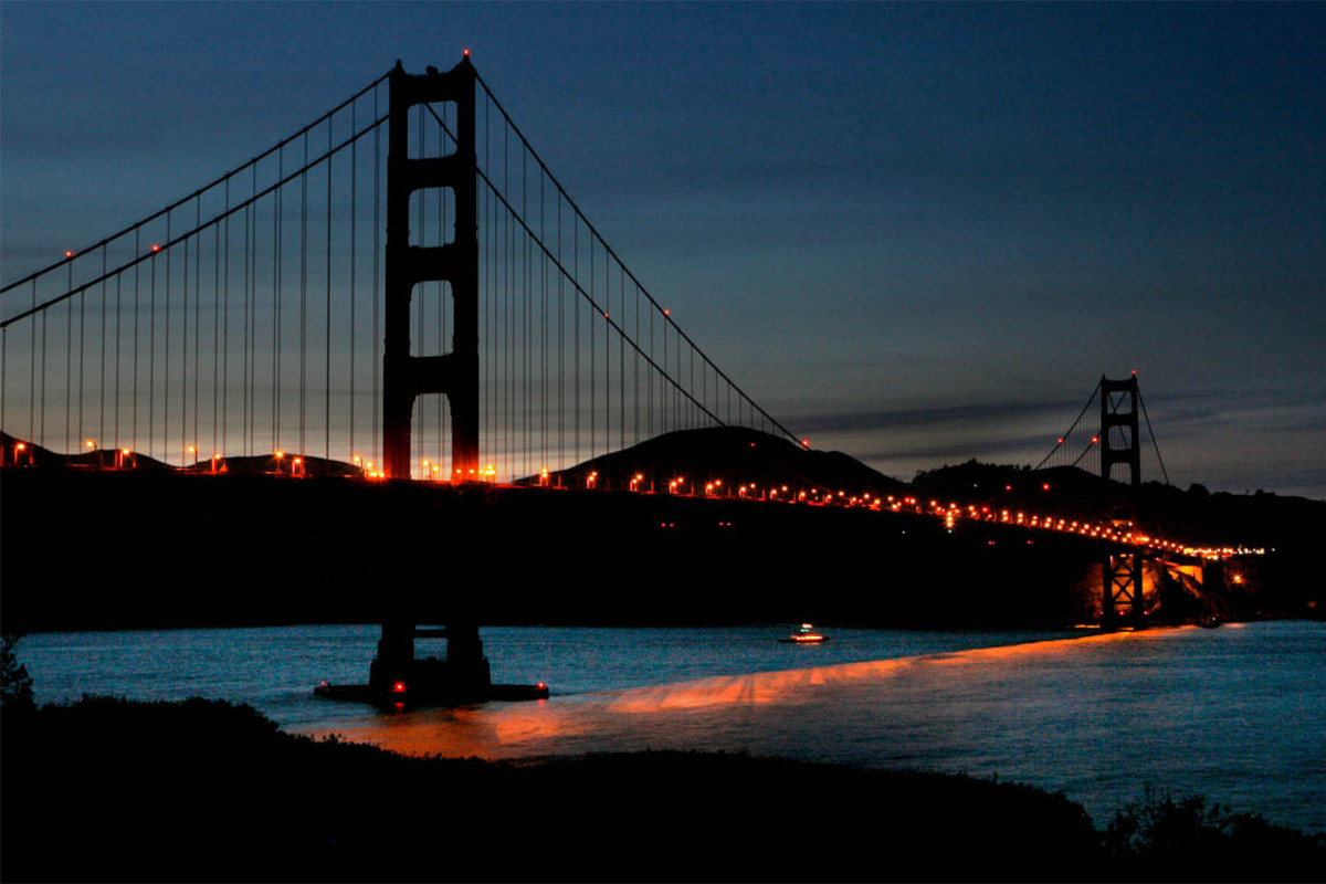 In der Stadt mit dem unverwechselbaren Wahrzeichen der Welt leben die meisten Asiaten in ganz Nordamerika. Im Gegensatz zur üblichen Verteilung in den meisten Gegenden der Welt gibt es in San Francisco mehr Männer als Frauen. Die Stadt gilt als Finanzzentrum Kaliforniens. Ende des 20. Jahrhunderts siedelten sich Firmen der New Economy hier an.