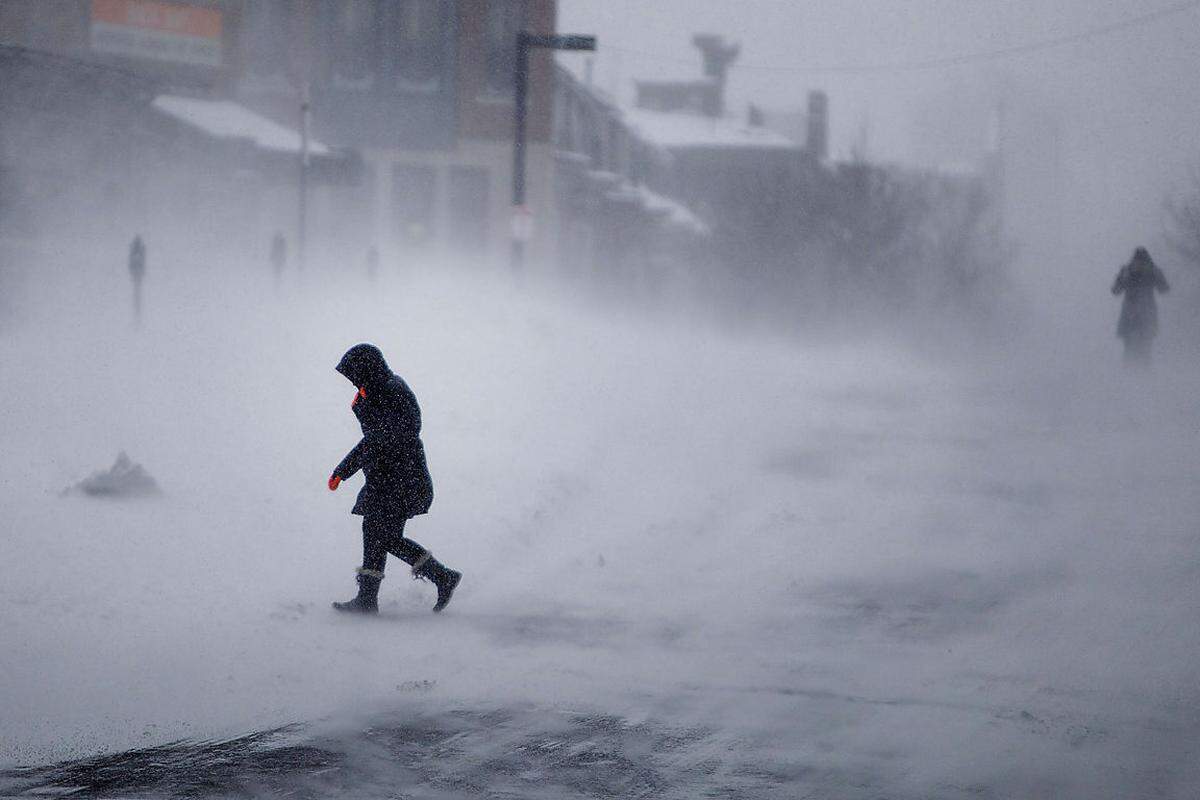 Am Montagabend hat der Schneesturm "Juno" die Nordostküste der USA erreicht: Die Warnungen im Vorfeld waren dramatisch, doch am Ende ging es glimpflich aus: Die Unwetterfront verschonte weitestgehend die Stadt New York, begrub aber weite Gebiete im Nordosten der USA unter einer tiefen Schneedecke.