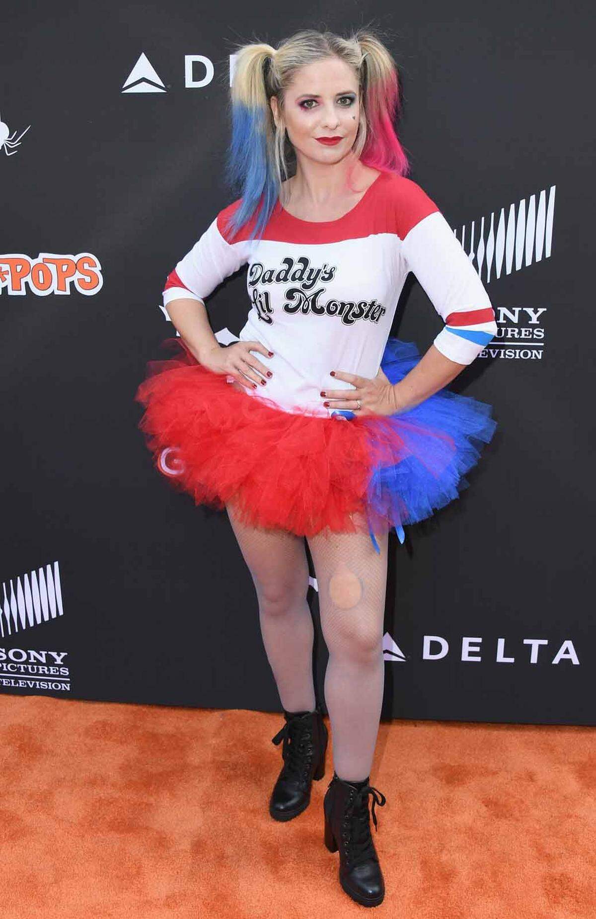 Sarah Michelle Gellar erschien als Harley Quinn.