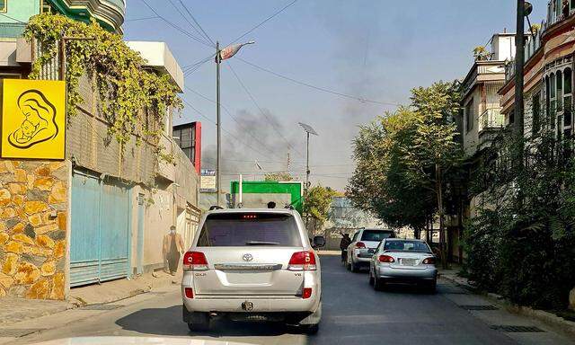 Rauch steigt über einem Teil der afghanischen Hauptstadt Kabul auf.