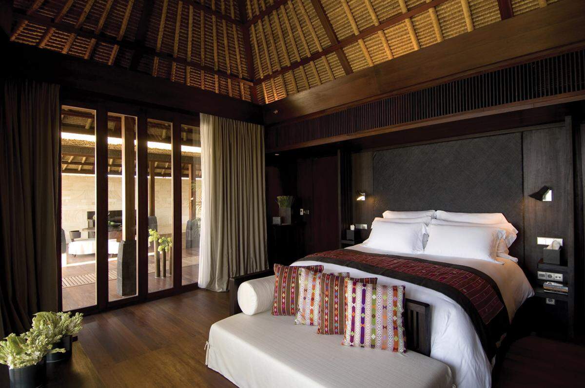 Echt Bali: Für den Bau des Hotels zeichnen lokale Handwerker verantwortlich, die mit Steinen und Holz aus Bali gearbeitet haben. Der zeitgenössischer, italienischer Stil harmoniert in der Inneneinrichtung mit balinesischer Tradition.