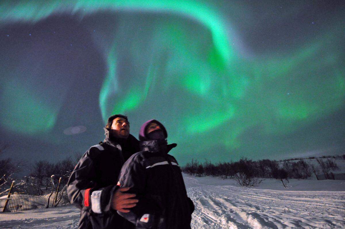 Ein einzigartiges Naturschauspiel sind die Polarlichter. Wem das zu langweilig ist, der kann sich auf Husky-Safaris, Schneemobil oder Rentier-Safaris begeben und sich im Eisfischen üben.