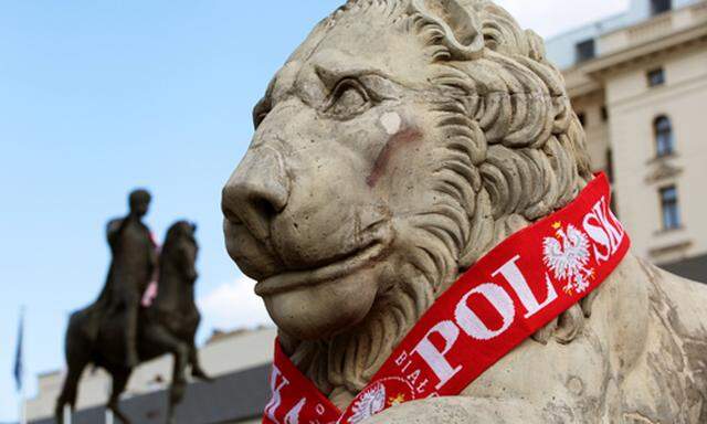 Warschau: Austro-Politiker soll Statue beschmiert haben