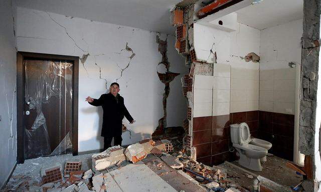 Der 73-jährige Avni Hoxha zeigt die Schäden in seiner Wohnung nach dem Erdbeben in der albanischen Stadt Durres.