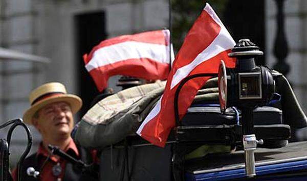 2006 konnte sich die "Krone" im Vorfeld der Fußball-Europameisterschaft einen Erfolg im Wortsinn auf die Fahnen schreiben: Kurz vor der EURO echauffierte sich das Blatt über ein Verbot, Landeswimpel an Autos anzubringen. Faymann als damaliger Verkehrsminister griff ein und hob es auf - ein paar Tage später hatte das Blatt bereits Österreich-Fähnchen mit "Krone"-Logo im Sortiment.