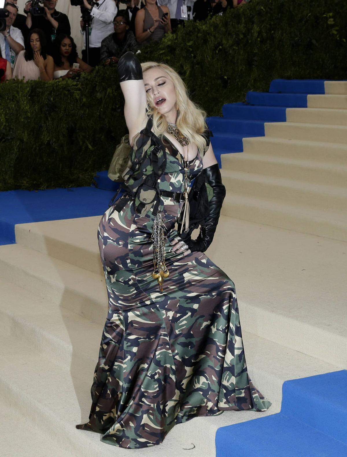 Madonna gefiel sich im Camouflage-Look von Moschino.