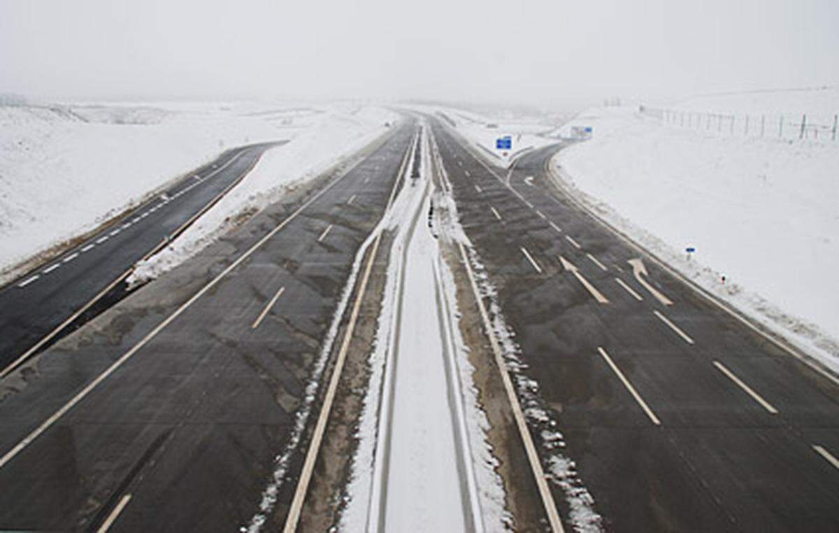 Dann schließt sich auch eine weitere Lücke im Autobahnring um die Bundeshauptstadt. Zeitgleich wird auch die S1-Verlängerung um den Wiener Nordrand zwischen Korneuburg West und dem Knoten Eibesbrunn für den Verkehr freigegeben.