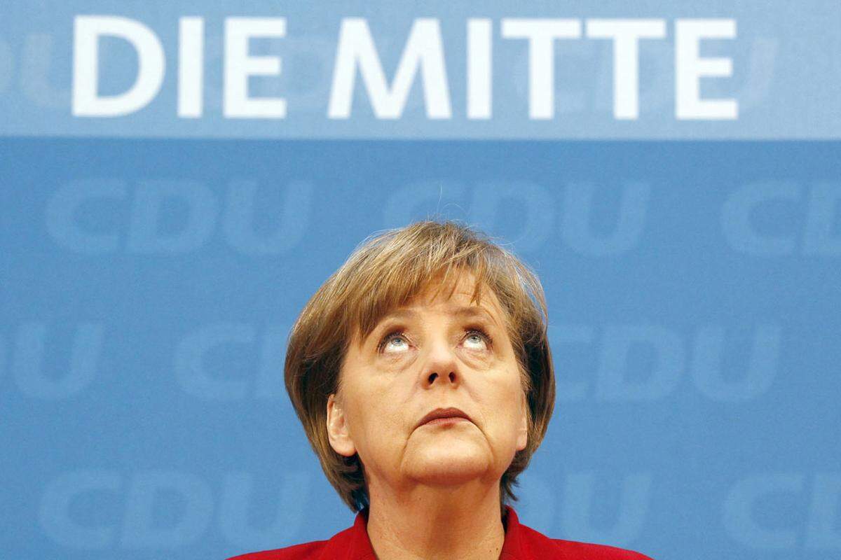 Innenpolitisch setzt Merkel vor allem seit ihrer ersten Wiederwahl 2009 und der folgenden Koalition mit der FDP auf Populismus. Nach dem Unglück im AKW Fukushima verkündete sie überfallsartig die Energiewende, weg von der Atomkraft. Karl Theodor zu Guttenberg, ihren später über eine Plagiatsafäre gestolperten Strahlemann, ließ sie als Verteidigungsminister die Aussetzung der Wehrpflicht bekanntgeben. Ganz Pragmatikerin übernimmt Merkel auch gerne Positionen von der SPD, wenn es ihr nützt. Jüngstes Beispiel: die Mietpreisbremse.