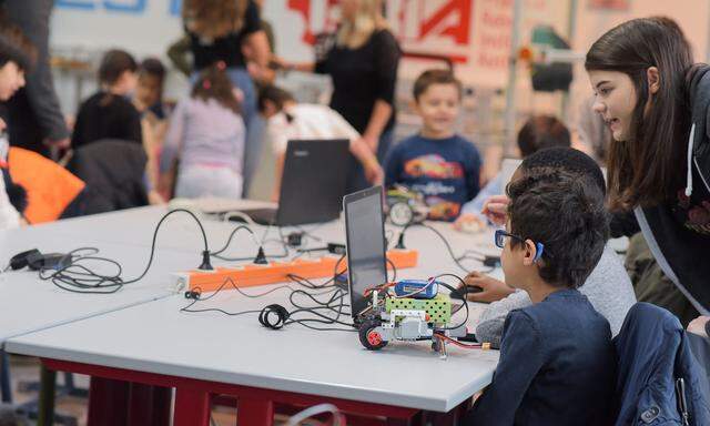 Früh übt sich: Programmierworkshop und Roboterbastelkurs mit Kindern am Robotics Day Vienna.