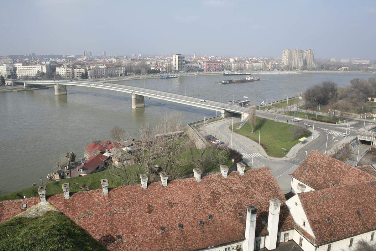 Die Festung bietet ein herrliches Panorama über die Stadt. 1748 ernannte Kaiserin Maria Theresia auf Wunsch der Bevölkerung die Ansiedlung unterhalb der Burg zu einer “freien, königlichen” Stadt. Sie wurde Neoplanta genannt und die Bevölkerung durfte den Namen in ihre jeweilige Sprache übetragen: So entstanden die noch heute gebräuchlichen Namen Neusatz, Újvidék, Mlada Loza, Novi Sad.