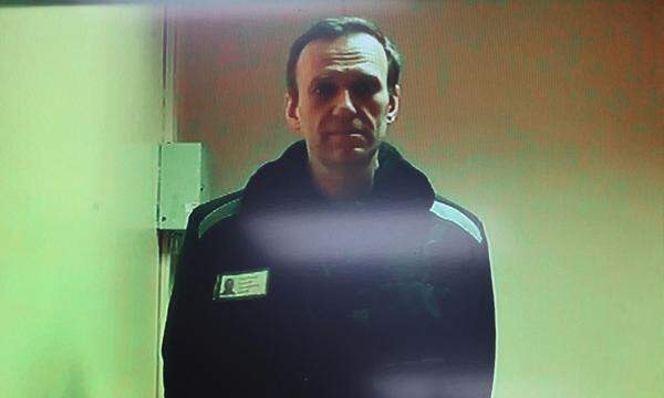 Archivbild: Nawalny während einer Anhörung im April. 