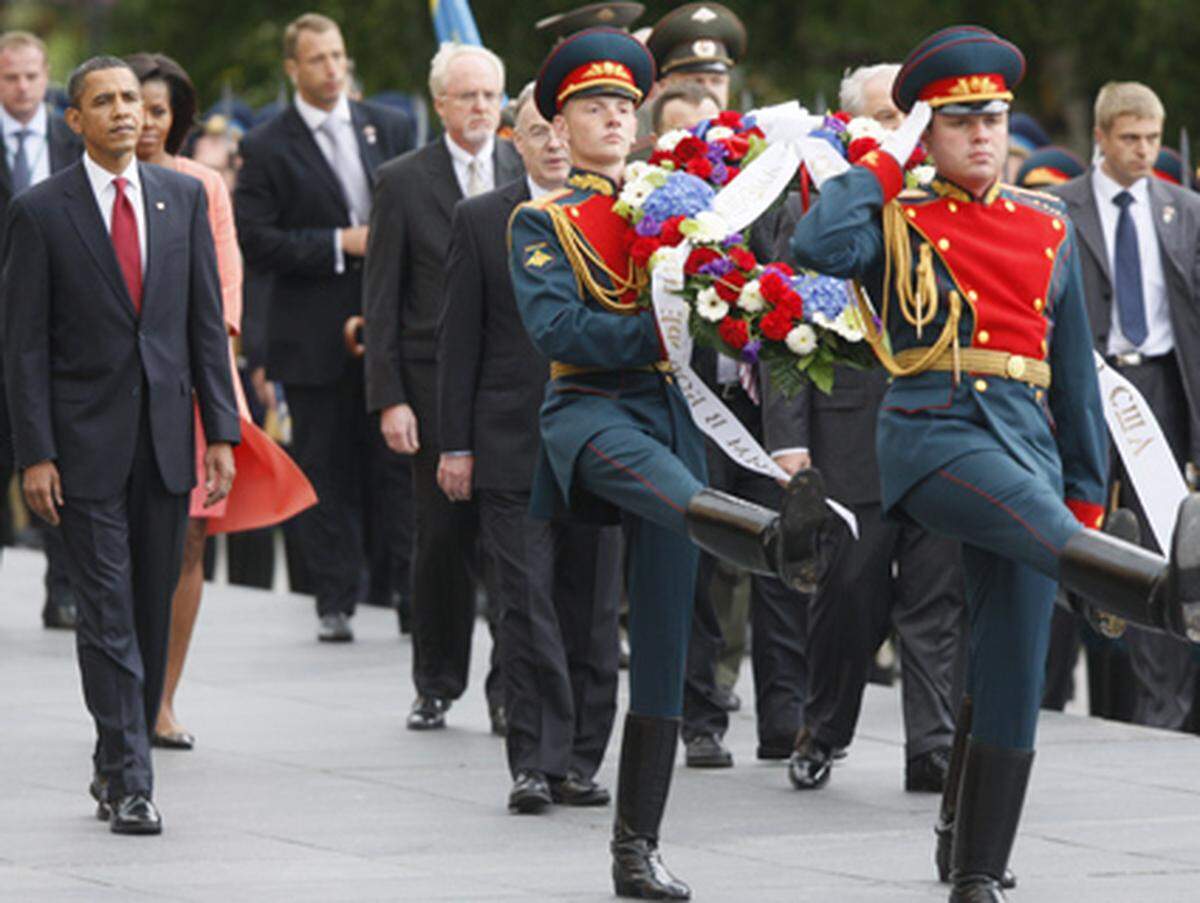 Eine Ehrengarde begleitete Barack und Michelle Obama nach ihrer Ankunft. Sie nahmen an der Zeremonie der Kranzniederlegung am Grab des unbekannten Soldaten in Moskau teil.