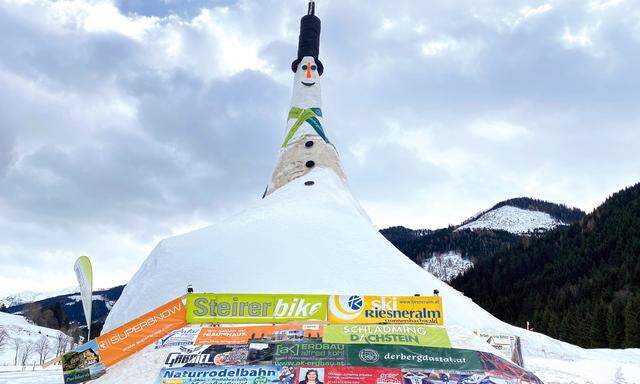 Monument. Ein  Logistikkunstwerk, fast vierzig Meter hoch: Auf dem Zylinder des Weltrekordschneemanns in Donnersbachtal konnte sogar ein Mensch stehen.