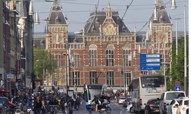 The central train station in Amsterdam PUBLICATIONxINxGERxSUIxAUTxONLY Copyright xJonxBower LOOPxI