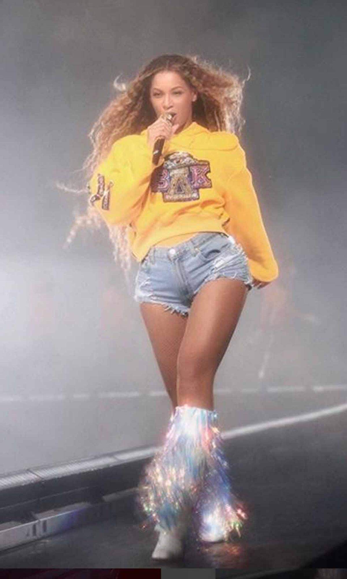 Übrigens: Den Auftritt des Jahres lieferte nach einjähriger Babypause R&B-Star Beyonce. Die US-Sängerin trat in der kalifornischen Wüste vor rund 100.000 Zuschauern auf - und holte ihre früheren Bandkolleginnen von Destiny's Child auf die Bühne. Outfit: Seidiger Hoodie, Denim-Micro-Shorts von Coal'N'Terry und Fransenstiefel von Christian Louboutin.