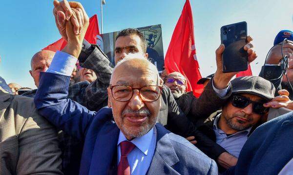 Er ist Vorsitzender der islamistischen Ennahda-Partei und Gegenspieler von Tunesiens Präsident: Rached Ghannouchi wurde festgenommen.