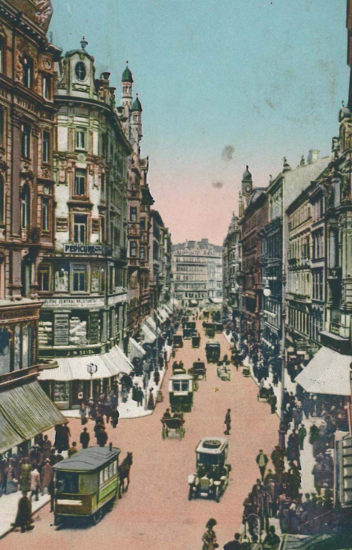 Mit den Kaufhäusern hat sich auch das Gesicht der Einkaufsstraßen geändert: Das Bild zeigt die Kärntner Straße Blickrichtung Stephansplatz im Jahre 1913. Pferdekutschen und Passanten säumen den Weg der beliebten Flaniermeile. Die Einkaufsstraße wurde 1974 zwischen Oper und Stephansplatz von den Architekten Wilhelm Holzbauer und Wolfgang Windbrechtinger in eine Fußgängerzone umgestaltet.