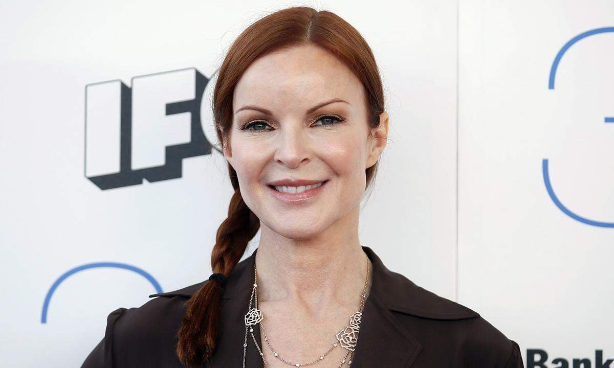 Seit ihrem 14. Lebensjahr leidet die "Desperate Housewives"-Darstellerin Marcia Cross unter chronischen Migräneanfällen. Typische Symptome sind allmählich zunehmende, meist einseitige Kopfschmerzen, die im Allgemeinen 4 bis 72 Stunden anhalten. Die Kopfschmerzen sind häufig von Übelkeit begleitet. Die Betroffenen reagieren oft empfindlich auf Licht, Geräusche oder Gerüche. Bei schwerer Migräne kann es zu Seh-, Sprachstörungen und Schwindel bis hin zu Lähmungen kommen.