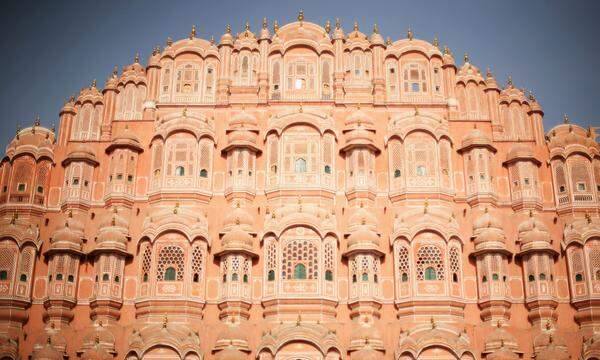 Die Sitzung des Unesco-Komitees im autoritär regierten Aserbaidschan nahm heuer zu den bestehenden 1100 Kultur- und Naturstätten 29 neue in die Welterbeliste auf, darunter auch die bei Indien-Touristen wegen ihrer Palastanlagen beliebte "rosarote Stadt" Jaipur, die Hauptstadt Rajasthans.
