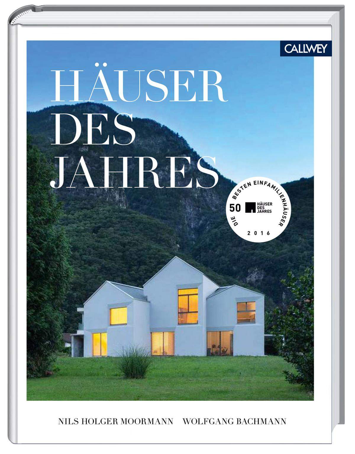 Das Buch zum Wettbewerb präsentiert die 50 besten Häuser – mit zahlreichen Fotos, Lage- und Architektenplänen und Projektbeschreibungen aus der Feder von Wolfgang Bachmann: Häuser des Jahres. Die 50 besten Einfamilienhäuser 2016, Callwey Verlag, 59,95 Euro