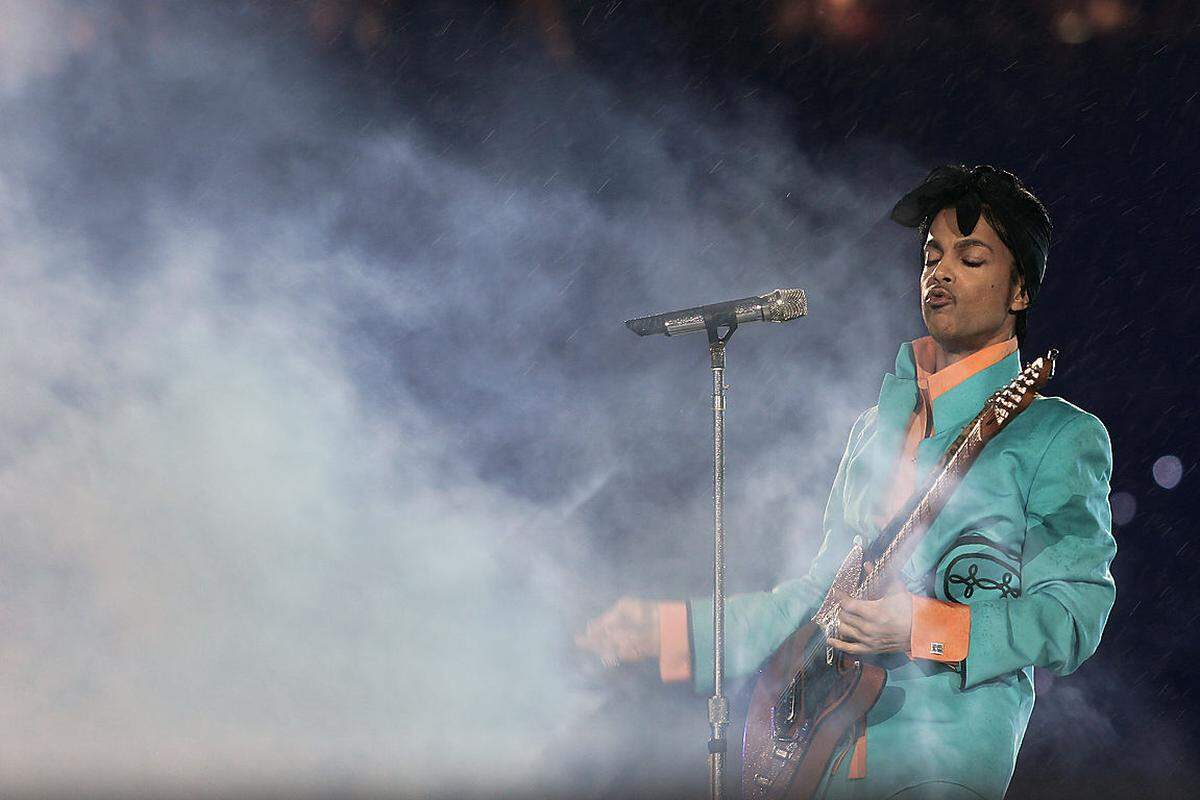 "Niemand verklagt Fans", sagte Prince 2014. Im Versuch, sein geistiges Eigentum zu schützen, verklagte Prinz unter anderem Raubkopierer und u.a. andere Bands, die seine Musik kopierten. Gegen Youtube ging er mehrmals rechtlich vor und ließ etliche Video (etwa Konzertmitschnitte) entfernen.