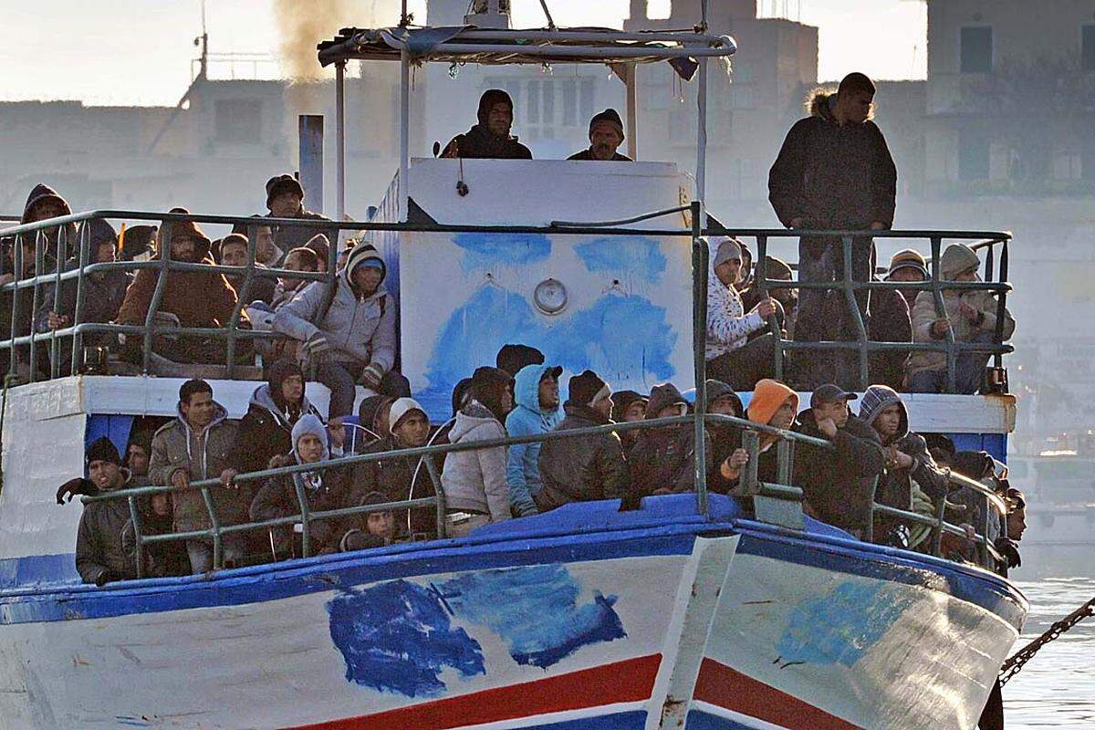 Seither patrouillieren Schiffe mit italienisch-libyschen Crews vor der libyschen Küste, und die Zahl der Bootsflüchtlinge sank fast auf null - bis jetzt.