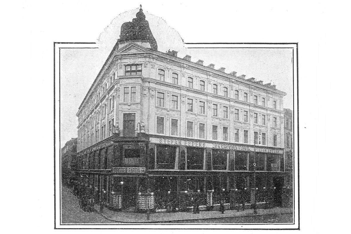 Stefan Esders eröffnete 1895 auf der Mariahilfer Straße Nummer 18 das Warenhaus "Zur großen Fabrik". Das Kaufhaus mit fünf Etagen wurde von Friedrich Schachner geplant und war zu dieser Zeit eines der größten Warenhäuser der Welt. Die 39 beleuchteten Auslagen und 12.000 Quadratmeter Verkaufsfläche zogen die Kunden in Scharen an.