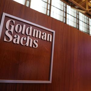 Die US-Investmentbank Goldman Sachs hat dank des guten Laufs ihrer Geschäfte mehr verdient als erwartet.