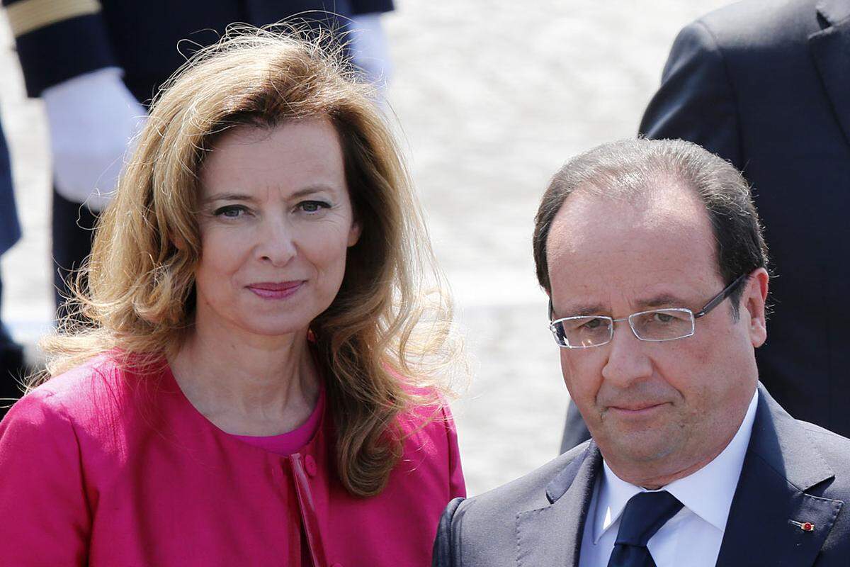 Frankreichs Präsident Francois Hollande und seine Lebensgefährtin Valerie Trierweiler haben ihre "herzlichsten Glückwünsche" an die jungen Eltern Herzogin Kate und Prinz William übermittelt. "Die gute Nachricht von der Geburt des Prinzen hat die Menschen in Frankreich erfreut", heißt es weiter in dem Glückwunschbrief an das Paar. Ein weiterer wurde an Königin Elizabeth II. geschickt in dem es heißt der Prinz werde eines Tages entscheidend sein bei der Entwicklung "der ausgezeichneten Beziehungen zwischen unseren beiden Ländern".