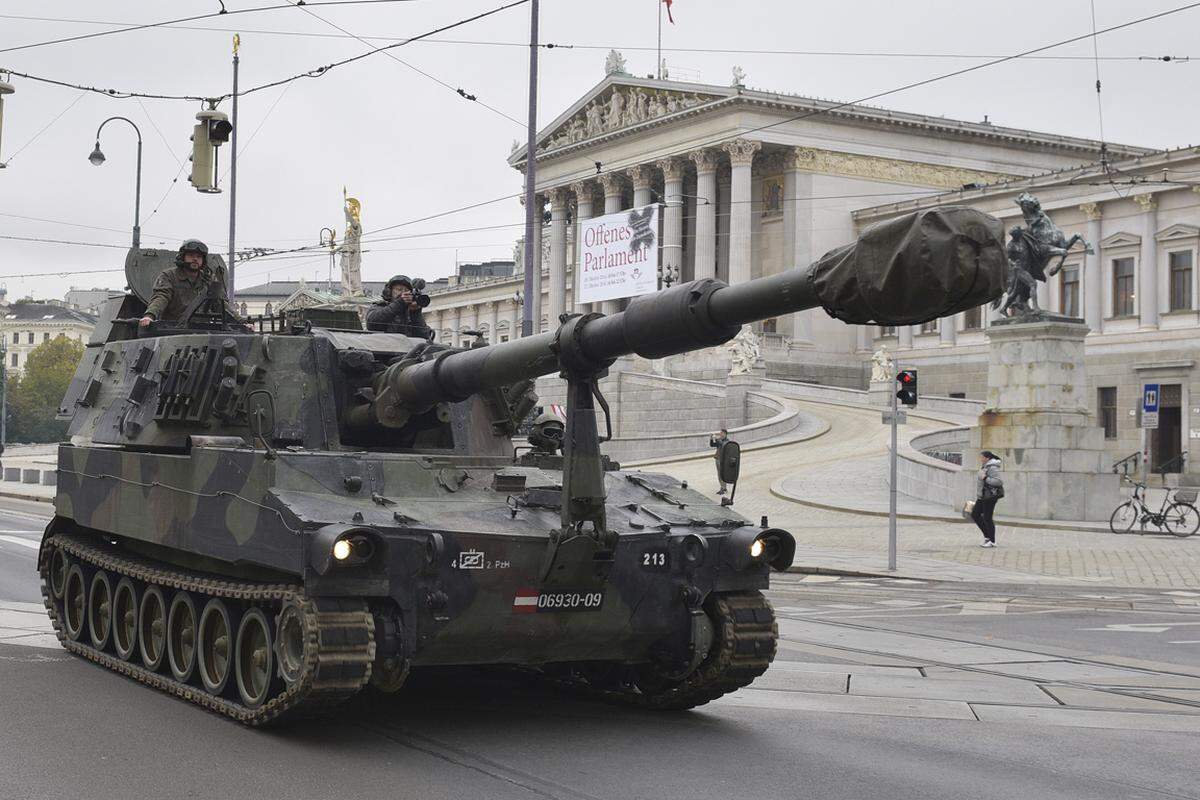 Die Panzer, Hubschrauber, Drohnen, Boote und Infostände verteilen sich deshalb heuer rund um die Bereiche Burgtheater, Am Hof, Schottengasse, Teinfaltstraße und Freyung.  