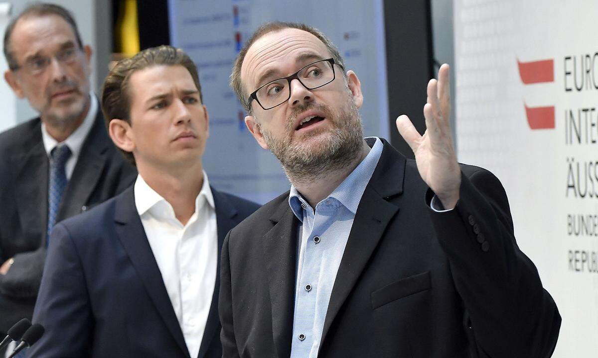 (v.l.n.r.) Heinz Faßmann, Vorsitzender des Expertenrats für Integration, Außenminister Sebastian Kurz (ÖVP) und Stephan Marik-Lebeck (Statistik Austria) 