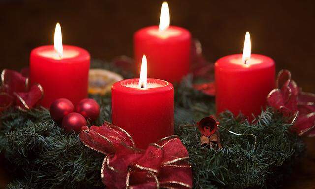 Vier brennende Kerzen auf Adventskranz