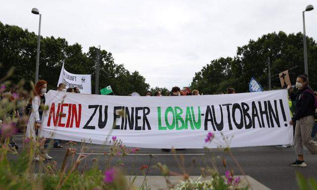 Jahrelang wurde gegen die Autobahn samt Tunnel unter der Lobau protestiert – wie hier Anfang Juli in Wien. Nun wurden alle Bauvorbereitungen gestoppt, bis die vom Infrastrukturministerium angeordnete Evaluierung abgeschlossen ist.
