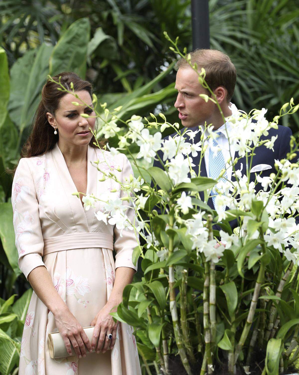 Kate trug ein im Kimono-Stil gehaltenes Kleid mit zarten Orchideenmustern der britischen Designerin Jenny Packham.