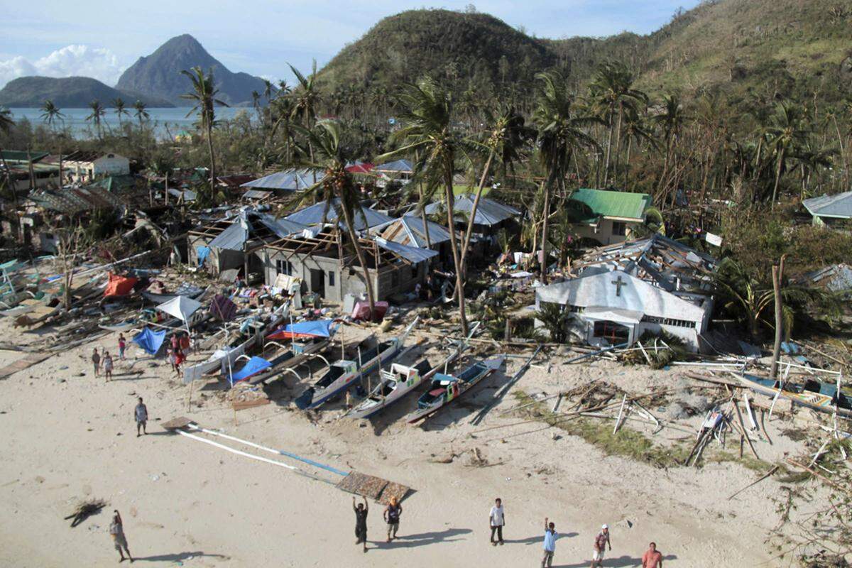 Dörfer, Städte, Strandidylle. Taifun "Haiyan" hat davon in den zentralen Teilen der Philippinen nicht viel übrig gelassen. Das Ausmaß der Zerstörung wird aus der Luft sichtbar.